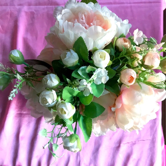 Flower Arrangement/ Artificial flowers in vase - Picture 3 of 5